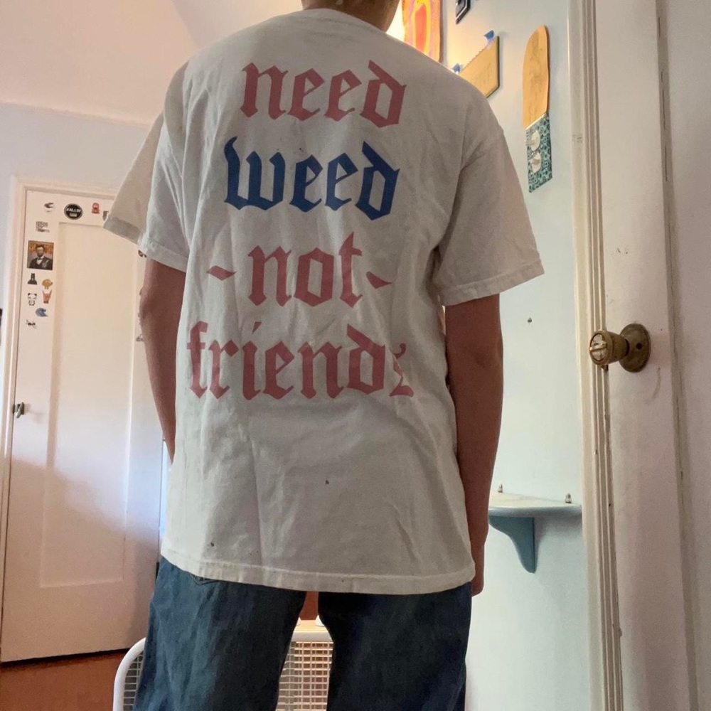 VINTAGE HIGH 90’S NEED WEED NOT FRIENDS WHITE PINK AND BLUE TEE